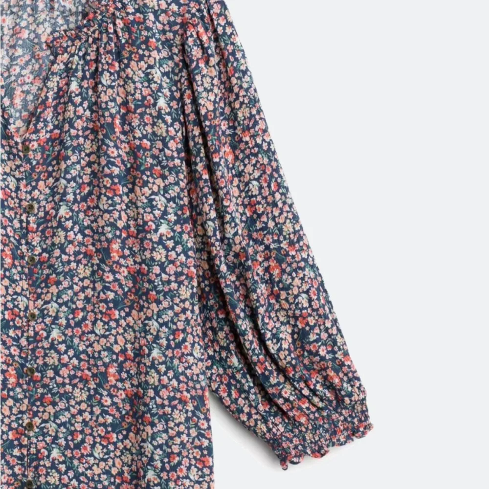 Elegant Floral V-Neck Blouse - Picture 3 of 12